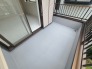 内と外の境界が緩やかにつながり、心地よい開放感と静かな落ち着きを感じさせる余白のある空間です。