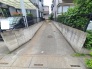 周囲の環境に自然と馴染む、落ち着いた佇まいの敷地入口が日々の暮らしを穏やかに迎えてくれます。