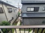 周辺の建物との距離感が適度で、落ち着いた街並みを感じさせる日常の風景が広がっています。
