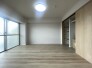 木の温もりを感じるナチュラルな色合いで統一され、余白を活かした設計が心地よい開放感と日々の安らぎをもたらす空間です

