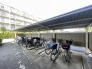 屋根がしっかりと備わっているため、雨の日でも安心して利用できる整然とした共有スペースです
