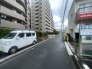前面道路は一方通行の道となっております。交通量も少なく、道路からエントランスまでの距離もありますのでお子様が飛び出す心配もございません。 30m