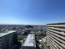 遮るもののない広大な空が日常の背景となり、遠くの街並みまで見渡せる開放的な眺望が、日々の暮らしに心地よいゆとりと落ち着きをもたらします
