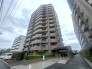 住民の方が主に利用する交通量少なめの道路に面してます。
