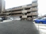 敷地内には駐車場がございます。機械式となっておりますのでマイカーの車幅などご確認ください。