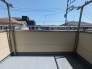 澄み渡る青空が広がり、開放感を感じられる空間です。日常のふとした瞬間に心地よい風を感じられます。
