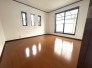 住宅街の２階南向きのお部屋、日当たりはご覧のとおり良好です。
