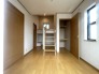 子供部屋には丁度良い洋室。サイズは6.2帖。わんぱくな子供が大好きなロフトという贅沢空間。お連れしたらきっとテンション上がります。
令和8年8月リフォーム完成予定。