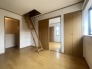 今からここを誰のお部屋にしようか、そんな洋室。大きさは6帖です。
小屋裏収納もあるので、要らなくなった荷物を収納できます。
令和8年8月リフォーム完成予定。
