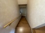階段には手すりが付いております。