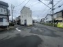 駐車が苦手な方にも嬉しい、前面６ｍ道路に面した住まい。
