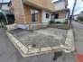 落ち着いた住宅街に位置し、日々の生活を穏やかに支えるゆとりある外構スペースが広がります。