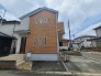 木の温もりを感じさせる外観が街並みに溶け込み、穏やかな暮らしを予感させる佇まいです。