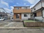 街並みに馴染む落ち着いた佇まいで、日々の暮らしに穏やかな心地よさをもたらす住まいです。