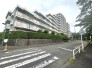 落ち着いた色味と整ったフォルムが街並みに美しく調和しています。
