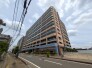 若葉駅徒歩３分の近さ。通勤通学に便利で、駅周辺の生活施設も利用しやすい。

