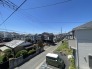 空が広く感じられる静かな住宅街の眺望が、穏やかな日常を予感させます

