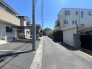 閑静な住宅街に佇む穏やかな街並みで、前面道路は落ち着きがあり、お車の出し入れもスムーズに行える安心感のある住環境です
