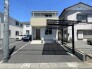 落ち着いた街並みに馴染む、すっきりとした外観と整った駐車スペースが日々の暮らしに心地よいゆとりをもたらします
