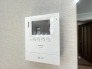 お一人の時でも日々の安心を支えるモニター付きインターホンを完備し、落ち着きのある住環境を整えました
