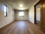落ち着いた色合いの壁と木目のフロアが調和し、住まう人の個性を静かに受け止める心地よい広がりを感じさせます。穏やかな時間が流れるシンプルな空間は、多様なライフスタイルに寄り添う安らぎの拠点となります
