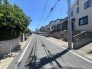 穏やかな空気が流れる閑静な住宅街。6ｍの前面道路はゆとりがあり、毎日の車の出し入れもスムーズに行える落ち着いた環境が整っています
