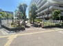 エントランスをでると近くにこちらの公園がございます。お子様にも嬉しい立地です。 10m