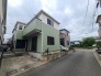 周囲の景観にやさしく馴染む、穏やかな表情を見せる住まいの外観です。