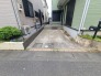 周辺環境に馴染む落ち着いた佇まいで、日々の暮らしに静かな安らぎをもたらす心地よい空間が広がっています。