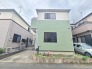淡いグリーンの外壁が街並みに穏やかに溶け込み、心地よい安らぎを感じさせる佇まいです。