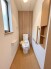新しくお住まいになる方のことを考えて、トイレも新品に交換しました。
