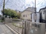 周囲の緑と調和する、親しみやすい外観。心地よい距離感で、安らぎとプライバシーを両立させた住まいです。
