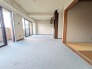 住まう人の個性を映し出すような、余白を感じさせる穏やかな空間が日々の暮らしに心地よい静寂をもたらします。