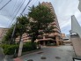 街並みに調和するタイル貼りの外観が、心地よい落ち着きと安心感をもたらす住まいです。