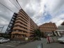 街並みに調和する重厚なフォルムが、穏やかな暮らしの基盤として確かな存在感を放っています。