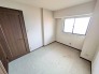 落ち着いた色合いの建具とシンプルな内装が調和し、静かで穏やかな時間が流れる心地よい空間です。