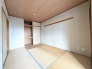 自然素材の風合いが心地よく、日々の暮らしに穏やかな安らぎをもたらす落ち着きのある空間です。