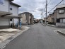 駐車が苦手な方にも嬉しい、前面６ｍ道路に面した住まい。
