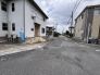 住民の方が主に利用する交通量少なめの道路に面してます。
