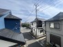 空が広く感じられる住宅街の風景からは、落ち着いた日常の気配が伝わり、窓辺からゆったりとした時間を眺める穏やかな暮らしが思い浮かびます
