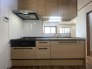 木目の温かみと端正なデザインが調和するカウンターキッチンは、住まい全体の繋がりを感じさせつつ、日々の暮らしに静かな落ち着きとゆとりある心地よさをもたらしてくれます
