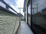 空の広がりを感じる開放的な屋外空間は、日常の中に静かなひとときをもたらし、建物と調和した落ち着きある佇まいが心安らぐ風景を演出しています
