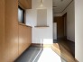 住まいの顔である玄関は、木の温もりと柔らかな明かりが調和する心地よい空間です。こだわりの装飾を飾れるスペースが暮らしに彩りを添え、帰宅するたびに心穏やかにさせてくれる、落ち着きある佇まいです
