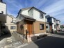 青空の下に佇む、ツートンカラーの外観が印象的な住まい。周囲の街並みと調和する落ち着いたデザインが、穏やかな暮らしの始まりを感じさせてくれます
