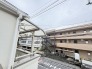 空の広がりを感じる視界が、日常の中に安らぎのひとときをもたらしてくれます。

