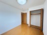 温かみのある木目調の建具が、白を基調とした室内で穏やかなアクセントになっています。
