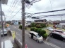 窓越しに街の気配を感じられる、暮らしの風景。日常の移ろいを静かに見守ることができる眺めです。
