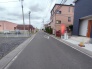 駐車が苦手な方にも嬉しい、前面６ｍ道路に面した住まい。

