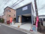 最寄り駅まで徒歩２分の近さ。 忙しい朝が助かる立地、 暮らしにゆとりが生まれます。
