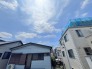 住宅街の中の一戸建て、あたりはほとんど住宅です。
